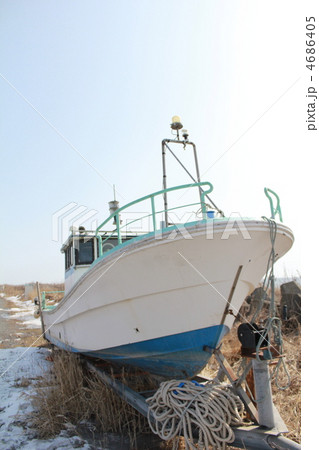 陸地にあげている小型船 陸地にあげている小型船 4686405