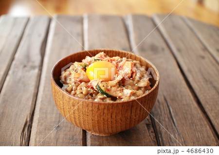 木の器に入れた納豆キムチご飯 4686430