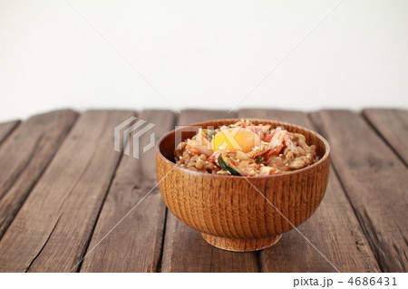 木の器に入れた納豆キムチご飯 4686431