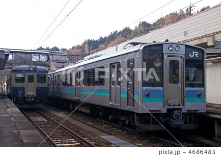 4686483