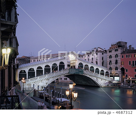 カナルグランデに架かるリアルト橋の夜景 4687312