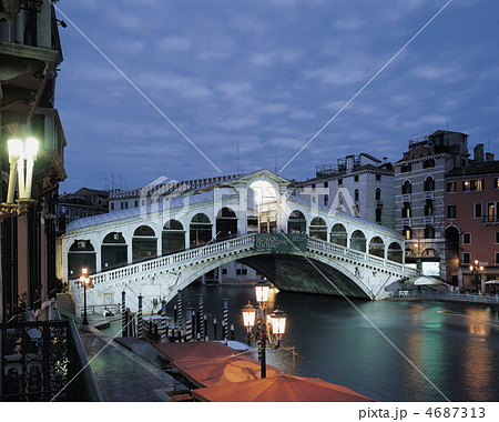 カナルグランデに架かるリアルト橋の夜景 4687313