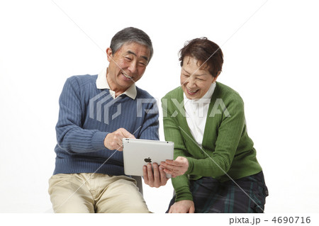 タブレットを使う中高年夫婦 4690716