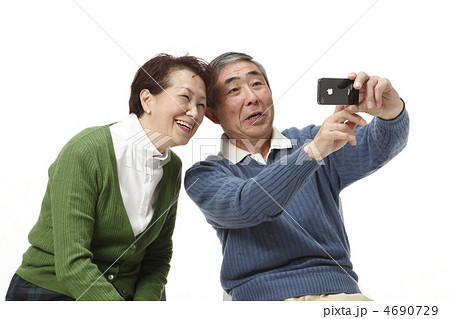 写真を撮る中高年夫婦 4690729