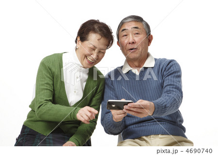 スマートフォンを使う中高年夫婦 4690740