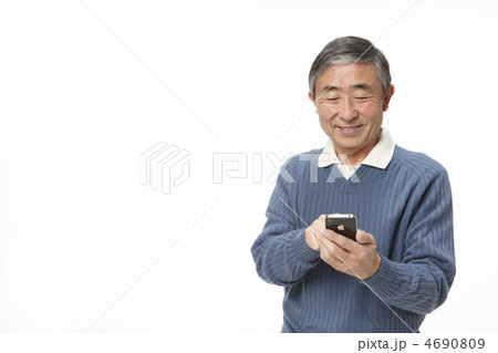 スマートフォンを使用する中高年男性 4690809