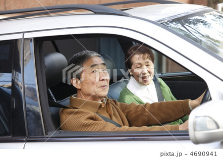 車に乗る中高年夫婦 4690941