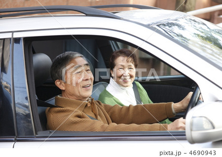 車に乗る中高年夫婦 4690943