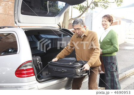 車から荷物を下ろす中高年夫婦 車から荷物を下ろす中高年夫婦 4690953