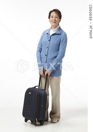 旅行に行く中高年女性 4690982