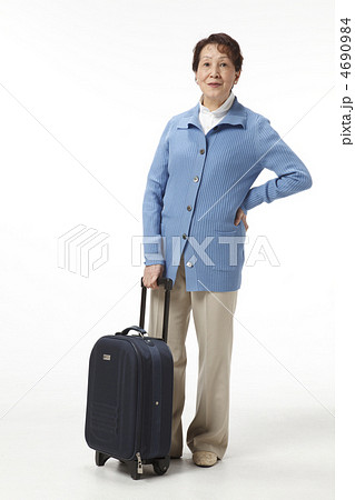 旅行に行く中高年女性 4690984