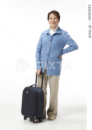 旅行に行く中高年女性 旅行に行く中高年女性 4690985