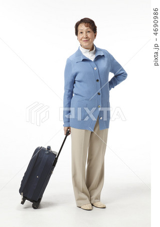 旅行に行く中高年女性 4690986
