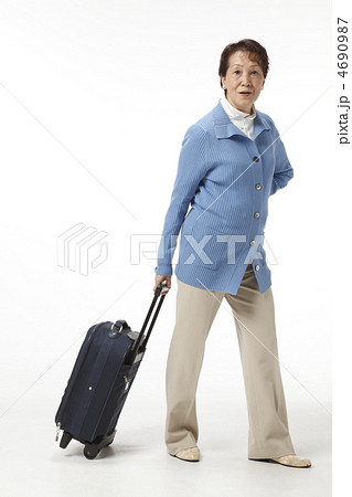 旅行に行く中高年女性 旅行に行く中高年女性 4690987