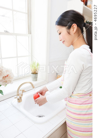 トマトを洗う若い女性 トマトを洗う若い女性 4695227