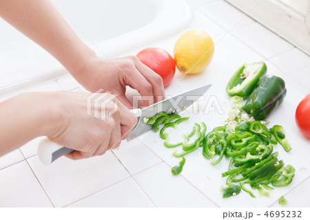 野菜を切る女性の手 4695232