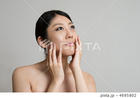 スキンケアをする女性 4695802