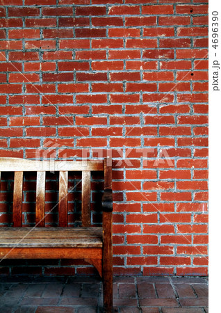 ベンチとレンガ ベンチとレンガ 4696390