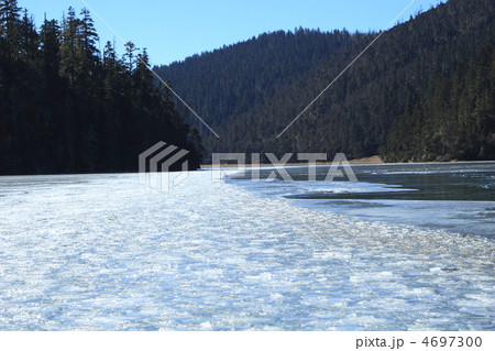 普達措国家公園の氷結湖 普達措国家公園の氷結湖 4697300
