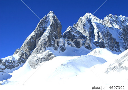 雲南省の玉龍雪山　Jade Dragon Snow Mountain in China 4697302