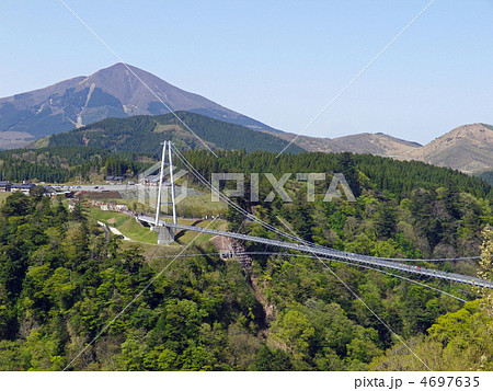 九重"夢"大吊橋と涌蓋山と青空　大分県玖珠郡九重町 4697635