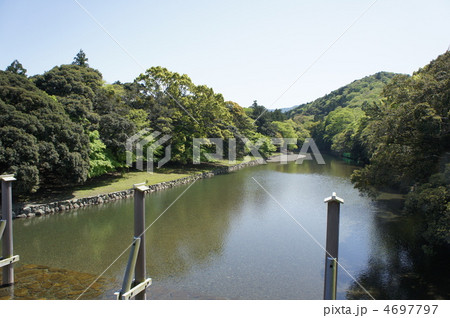 伊勢神宮 宇治橋から五十鈴川を臨む 伊勢神宮 宇治橋から五十鈴川を臨む 4697797