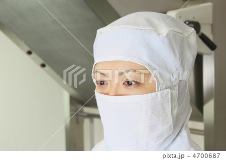 クリーンルーム設備前で無塵衣着用の女性 4700687