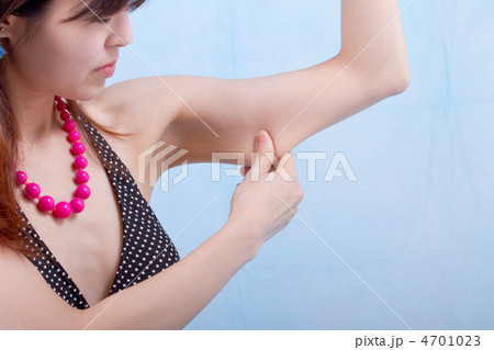 二の腕を気にする女性 二の腕を気にする女性 4701023