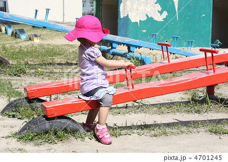 シーソーで遊ぶ子供 4701245