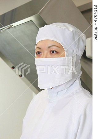クリーンルーム設備前で無塵衣着用の女性 クリーンルーム設備前で無塵衣着用の女性 4704113