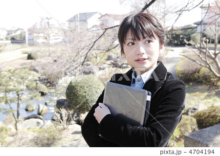 若い女性とノートPC モデル:大友 歩 若い女性とノートPC モデル:大友 歩 4704194