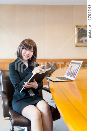 ラップトップの前に座るビジネスウーマン 4704548
