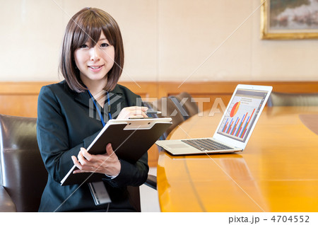 ラップトップの前に座るビジネスウーマン ラップトップの前に座るビジネスウーマン 4704552