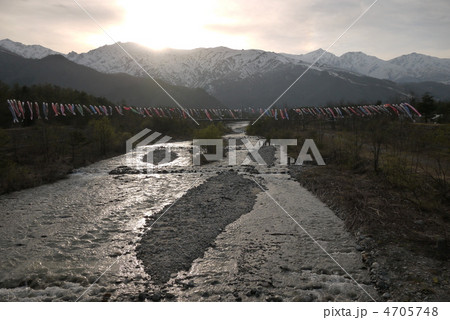 夕暮れの山河とこいのぼり 4705748