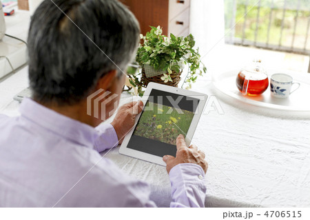 タブレットパソコンとシニア 4706515
