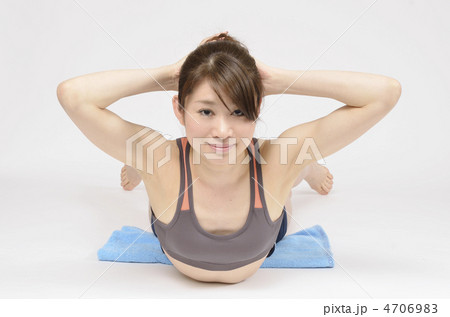 背筋運動する女性の写真素材
