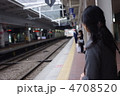 電車を待つ女性 4708520