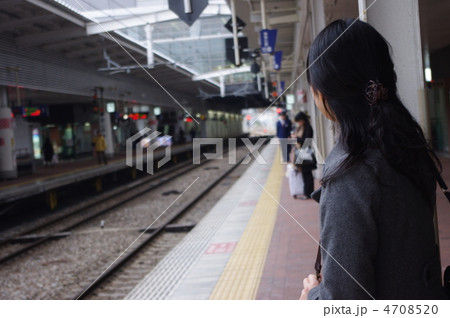 電車を待つ女性 4708520