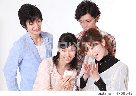 スマフォンを見る若者 スマフォンを見る若者 4709045