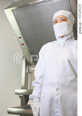 クリーンルーム設備前で無塵衣着用の女性 クリーンルーム設備前で無塵衣着用の女性 4710535