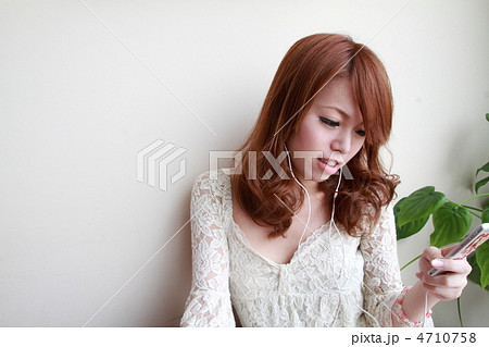 音楽を聴くCute Girl 4710758