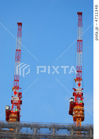 ビル建設クレーンと足場 4711346