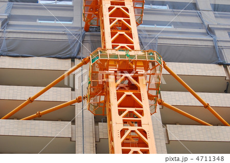ビル建設クレーンと足場 4711348