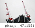 ビル建設クレーンと足場 4711351