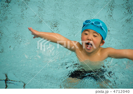 プールで遊ぶ幼児 プールで遊ぶ幼児 4712040