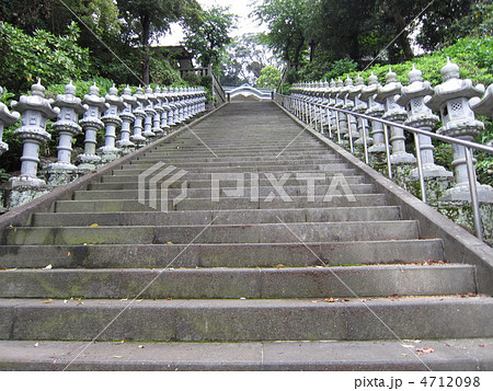 貴船神社の参道と灯篭の写真素材