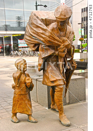 「富山の薬売り」の像(JR富山駅 南口/富山県富山市明輪町) 「富山の薬売り」の像(JR富山駅 南口/富山県富山市明輪町) 4712763