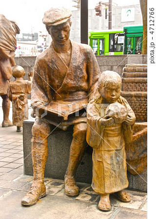 「富山の薬売り」の像〜おまけ(おみやげ)渡し（JR富山駅 南口／富山県富山市明輪町） 4712766