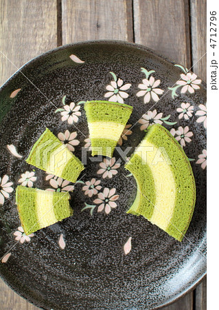 和食器の上に乗せた抹茶バームクーヘン 焼き菓子 和食器の上に乗せた抹茶バームクーヘン 焼き菓子 4712796