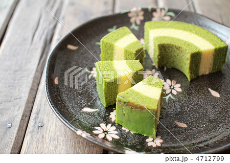 和食器の上に乗せた抹茶バームクーヘン　焼き菓子 4712799